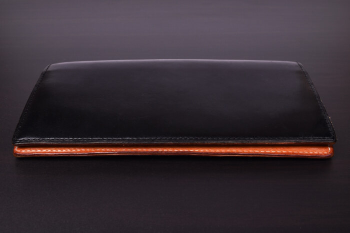 ganzo-long-wallet-on-table