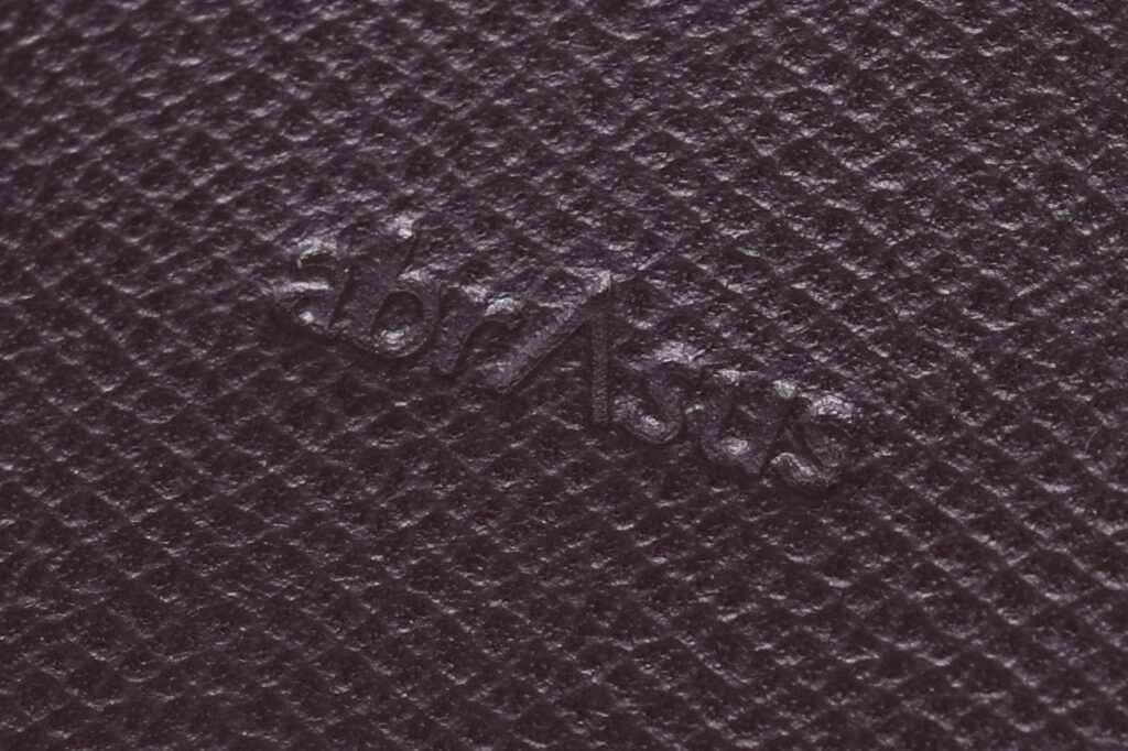 review-abrasus-chisai-saifu-leather-logo