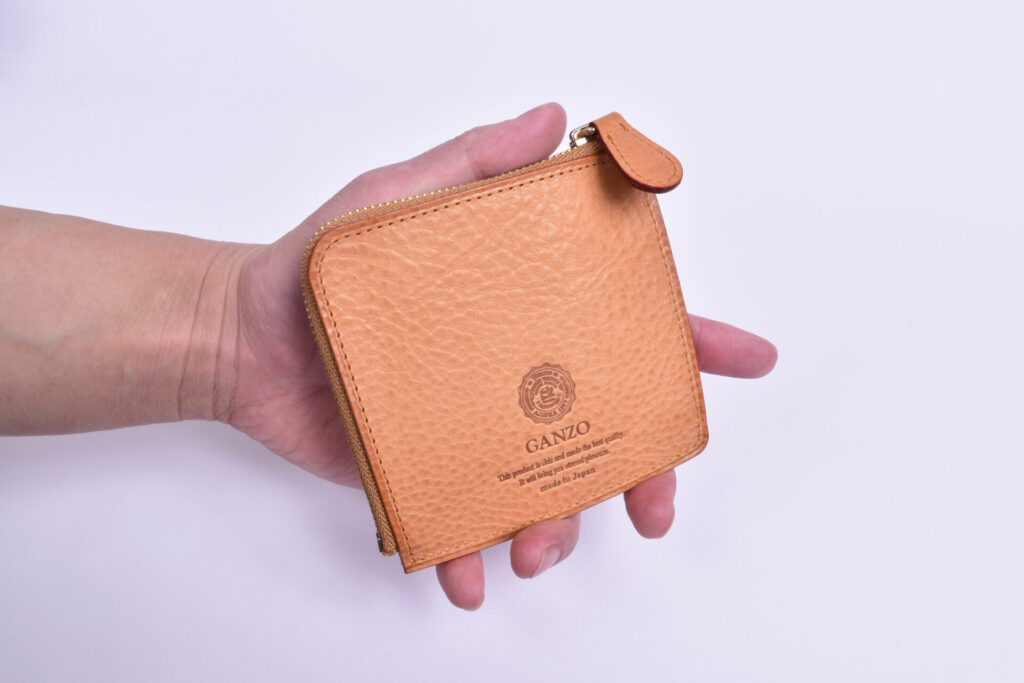 review-ganzo-minerva-natural-zip-purse-hand-hold