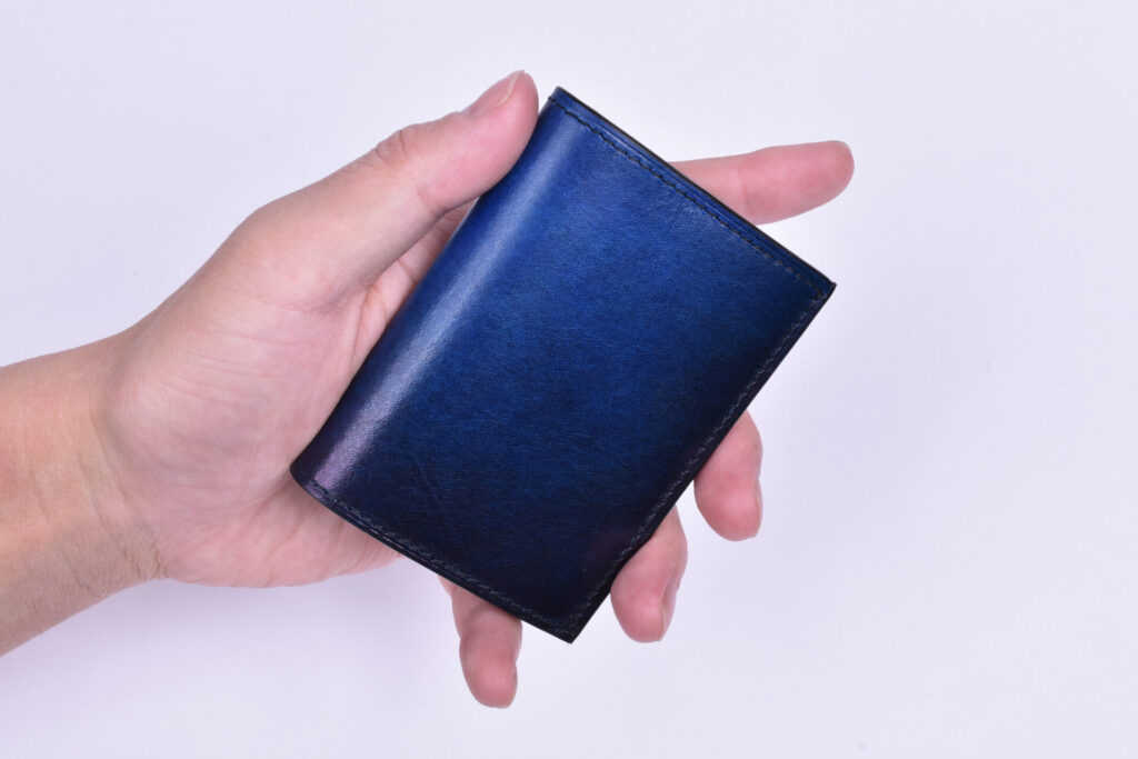 review-yuhaku-minimal-wallet-yff191-hand-hold